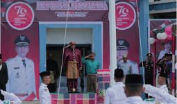 Letjen TNI Purnawirawan Ali Bogra Pimpin Upacara Bendera HUT Ke-79 RI di PLBN Serasan - JPNN.com