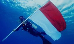 Pertamina Gelar Pengibaran Bendera Bawah Laut hingga Pemberian Beasiswa - JPNN.com