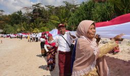 Pupuk Indonesia Bersama Relawan Bakti BUMN Bentangkan Bendera Merah Putih Sepanjang 1 KM - JPNN.com