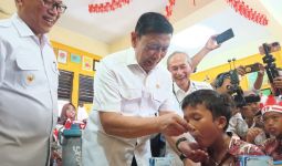 Tengok Makan Siang Gratis di Kota Cilegon, Wiranto Menyuapi Anak SD - JPNN.com