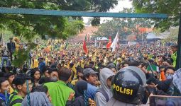 Belasan Mahasiswa yang Demo Tolak RUU Pilkada di DPRD Jateng Dilarikan ke RS - JPNN.com