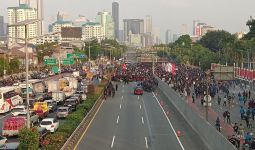 Sempat Ricuh, Massa di Depan Gedung DPR RI Nyanyikan Lagu Indonesia Pusaka - JPNN.com