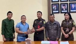 Terpidana Korupsi Tambang Serahkan Uang Kerugian Negara ke Kejari Lombok Timur - JPNN.com