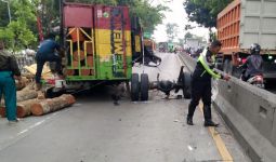 Pasutri Penjual Sayur Meninggal Tertimpa Truk Bermuatan Kayu Gelondongan di Semarang - JPNN.com