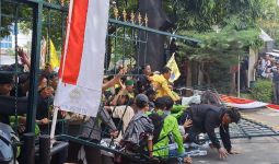 Massa Mahasiswa Meradang Berteriak: Turunkan Jokowi, Hancurkan Raja Jawa - JPNN.com