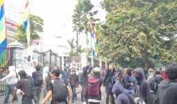 Kronologi Mahasiswa Unibba Jadi Korban Bentrok Demo di DPRD Jabar, Sebelah Matanya Mengalami Kebutaan - JPNN.com