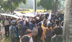 Demo Besar Makin Panas, Pagar Gedung DPR RI Jebol, Massa Marangsek Masuk - JPNN.com