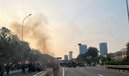 Massa Pengunjuk Rasa Tutup Tol di Depan Gedung DPR - JPNN.com