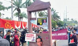 Demo Besar di DPR, Massa Aksi Membawa Poster Menohok Jokowi - JPNN.com