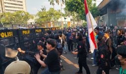 Demo Tolak RUU Pilkada Masih Berlangsung, Mahasiswa Dorong-Dorongan dengan Polisi - JPNN.com