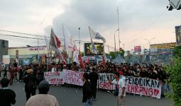 Tolak RUU Pilkada, Ratusan Mahasiswa Banten Memblokade Perempatan Lampu Merah Serang - JPNN.com