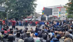 Demo Darurat Indonesia, Gedung DPRD Jabar Dikepung Ribuan Mahasiswa - JPNN.com