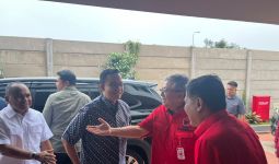 Tiba di DPD PDIP DKI Jakarta, Anies Menyempatkan Salat Zuhur Berjemaah - JPNN.com