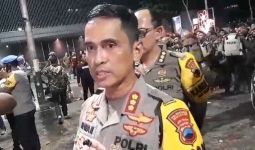 Batu dan Kayu Melayang di Balai Kota Semarang, Seorang Polisi Kena Tombak - JPNN.com