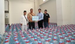 MUI DKI Gandeng Le Minerale Salurkan 2.600 Galon Air Mineral untuk Korban Kebakaran di Manggarai - JPNN.com