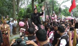 Mendaftar ke KPU Palembang, Fitrianti-Nandriani Menunggangi Kuda Jenis G - JPNN.com