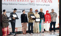 Indonesia Persembahkan Batik Kolaborasi sebagai Simbol Persatuan di HUT ke-57 ASEAN - JPNN.com