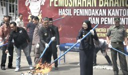 Bea Cukai Surakarta & Pemkab Karanganyar Musnahkan Jutaan Rokok Ilegal dengan Cara Dibakar - JPNN.com