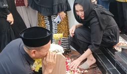 Termenung di Samping Pusara Keponakan, Ayu Ting Ting Sampaikan Ini - JPNN.com