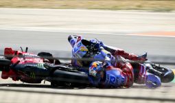 Lihat Detik-Detik Kecelakaan Besar di MotoGP Aragon, Siapa yang Salah, Pecco atau Alex? - JPNN.com