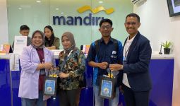 Peringati Harpelnas 2024, Bank Mandiri Bagikan Bingkisan ke Nasabah di Sulawesi - JPNN.com