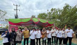 Dorong Kemandirian Ekonomi, PT Nippisun Serahkan Bantuan Kambing dan Edukasi Ternak ke Masyarakat - JPNN.com