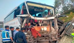 Bus Harapan Jaya Hantam Pantat Truk di Tol Batang, Begini Kondisinya - JPNN.com