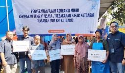 BRINS Serahkan Klaim Asuransi kepada Pedagang Pasar Kutoarjo - JPNN.com