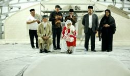 Di Hadapan Makam Imam Al-Bukhari, Megawati Menitikkan Air Mata - JPNN.com