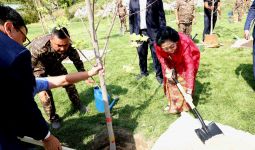 Di Taman Soekarno Uzbekistan, Megawati Menanam Pohon Platanus Orientalis - JPNN.com