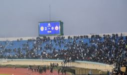 Pertandingan Persib vs Persija di SJH Berakhir Ricuh, Bobotoh Masuk ke Lapangan - JPNN.com