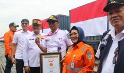 Pasang Bendera Terbanyak di Rangkaian Gerbong, KAI Divre III Palembang Raih Rekor MURI - JPNN.com