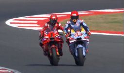 Practice MotoGP Indonesia: Dramatis! Marquez Menyelamatkan Pecco yang Kehabisan Bensin - JPNN.com