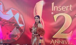 Uci Flowdea Terharu Dapat Penghargaan Favorite Beauty and Fashion Enthusiast - JPNN.com