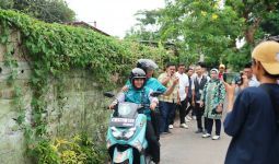 Benyamin Pilih Naik Motor Bersama Ajudan, Demi Tepat Waktu Temui Masyarakat - JPNN.com