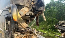 Bus Aero Hantam Truk di Tol Pekanbaru-Dumai, Belasan Penumpang Luka-Luka - JPNN.com