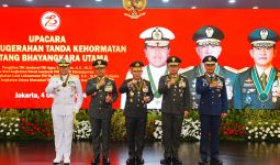 Kapolri Sematkan Bintang Bhayangkara Utama ke Panglima dan 3 Kepala Staf TNI - JPNN.com