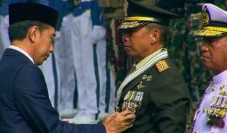 Pas Perayaan HUT TNI, Jokowi Sematkan Bintang Yudha Dharma-Samkayanugraha - JPNN.com