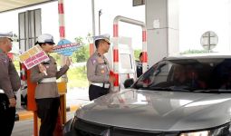 Ditlantas Polda Riau Menyosialisasikan Keselamatan Berkendara & Pilkada Damai di Tol Pekanbaru-Dumai - JPNN.com