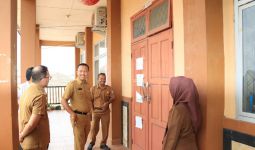 Siswa dan Siswi SMPN 42 Palembang Terpaksa Belajar di Musala - JPNN.com