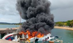 Detik-Detik Kapal Cagub Maluku Utara Benny Laos Meledak dan Terbakar, Mencekam - JPNN.com