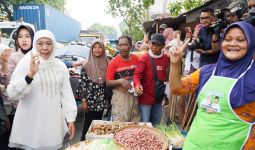 Pilihan Wong Cilik, Khofifah-Emil Didukung Pedagang Pasar Surabaya - JPNN.com