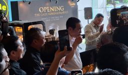 The Gade Pegadaian Buka Outlet di Gedung Kemenko Marves, Luhut Mencicipi Kopi Aceh - JPNN.com