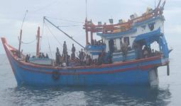 Lihat, Kapal Imigran Rohingya Terombang-ambing di Perairan Aceh - JPNN.com