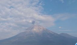 Masih Berstatus Waspada, Gunung Semeru Erupsi Lagi dengan Letusan Setinggi 700 Meter - JPNN.com