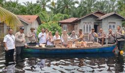 Polres Rohil Beri Layanan Kesehatan dan Sembako untuk Korban Banjir di Kubu Babussalam - JPNN.com