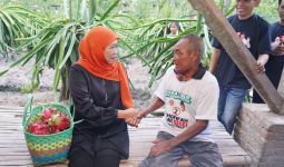 Tangis Haru Petani Buah Dikunjungi Khofifah: Terima Kasih Banyak Sudah Melihat Kami - JPNN.com