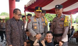 Polda Kalteng dan Kemensos Salurkan 30 Kursi Roda ke Penyandang Disabilitas - JPNN.com