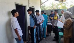 Cegah Pelajar Terlibat Narkoba, Polres Indragiri Hulu Gelar Tes Urine Mendadak di Sekolah - JPNN.com