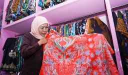 Sambangi Sentra Batik Sidoarjo, Khofifah Komitmen Lestarikan Warisan Budaya Bangsa - JPNN.com